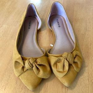 ⭐️ Torrid Mustard Yellow Flats